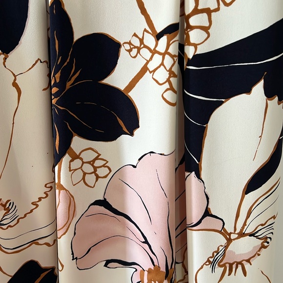 Beautiful Ann Taylor petite dress. Worn once, like new condition. - Picture 2 of 9